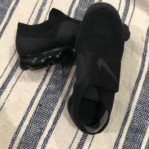 MOVING MUST GO- JET BLACK NIKE SLIP ON SNEAKS 8.5